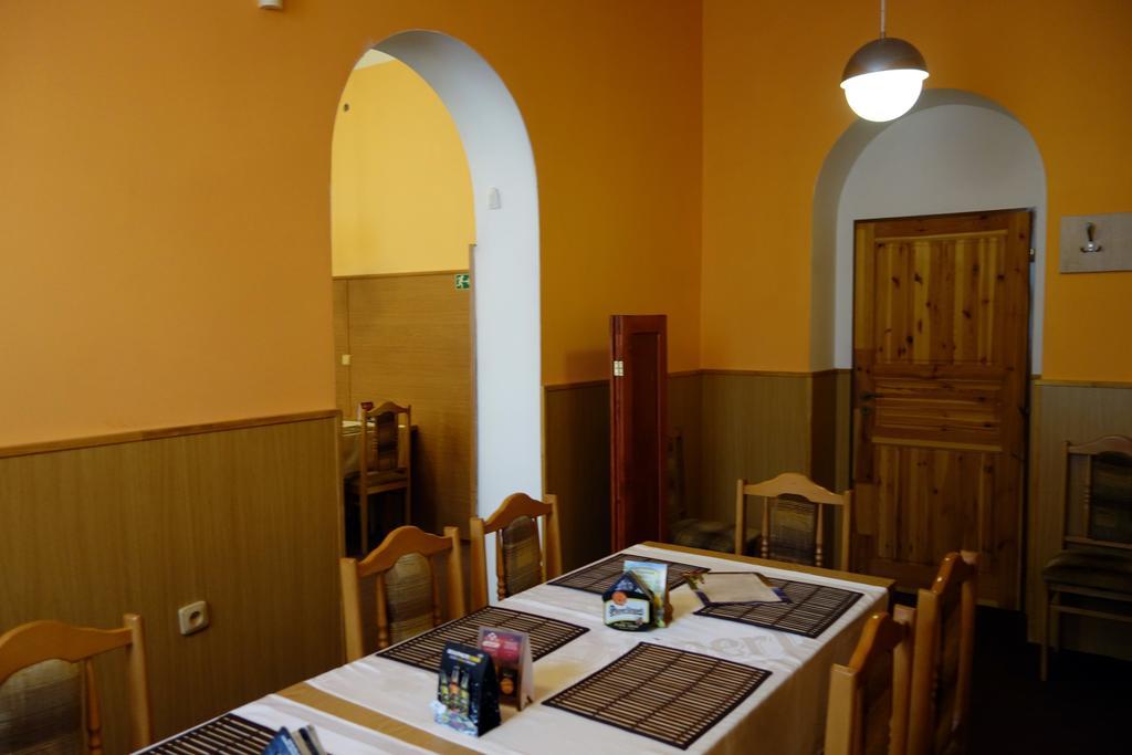 ホテル Restaurace Alvi オストラヴァ エクステリア 写真