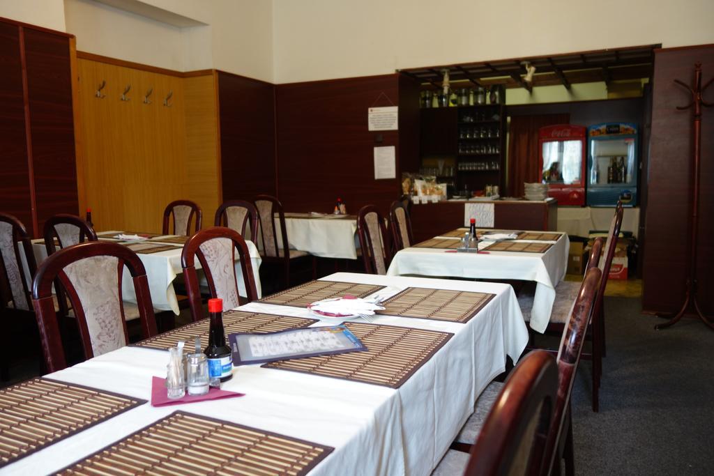 ホテル Restaurace Alvi オストラヴァ エクステリア 写真